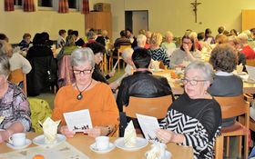 Frauenbundmitglieder beim gemütlichen adventlichen Umtrunk im Jugendheim
