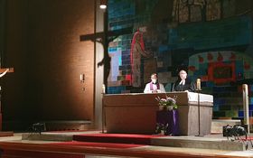 Pfarrer Daniel Fenk und Thomas Berthold hinter dem Altar der Friedenskirche