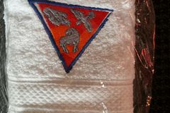 weißes Gästehandtuch mit Dreifaltigkeitslogo