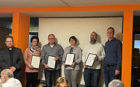 Pfarrer Daniel Fenk und Andreas Greiner überreichen Urkunden an 4 Kolpingsmitglieder