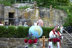 Pfarrer Daniel Fenk beim Gottesdienst am Schönberg
