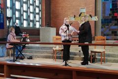 Zwei Sängerinnen und eine Frau am Keyboard