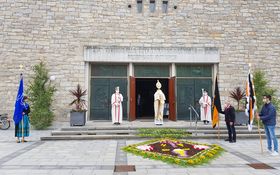 Pfarrer spendet den eucharistischen Segen 