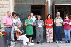 Pfarrgemeinderat Grafenwöhr singt vor der Friedenskirche
