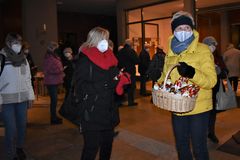 Anita Stauber verteilt Schokonikoläuse