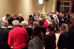 viele Leute von hinten stehen um ein Buffet