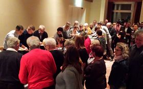 viele Leute von hinten stehen um ein Buffet