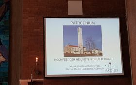 Bild der Pfarrkirche an der Leinwand