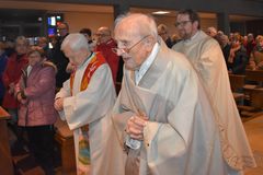 Einzug Pfarrer Bayer und Pfarrer Fenk anläßlich der Dankmesse zu Pfarrer Bayers 90. Geburtstag