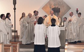 Weihbischof Pappenberger, Pfarrer Daniel Fenk, Ruhestandspfarrer Hans Bayer und Ludwig Gradl zelebrieren die Messe in der Kirche in Gmünd