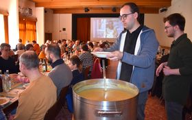 Jugendliche teilen die Fastensuppe aus.