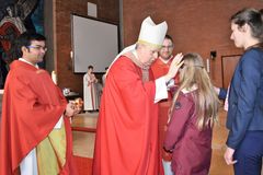 Weihbischof Reinhard Pappenberger spendet einem Jugendlichen die Firmung