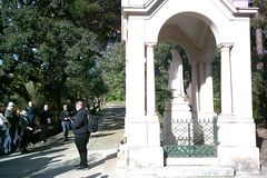 Monument der Hl. Maria am Erscheinungsort in Fatima