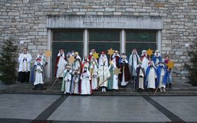 Sternsinger mit Pfarrer vor der Friedenskirche Grafenwöhr