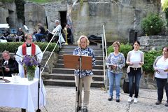 Pfarrer Daniel Fenk und Mitglieder des Arbeitskreises Ökumene beim Vortragen der Fürbitten