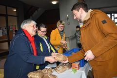 Frauen verkaufen ein Solibrot