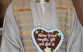 Pfarrvikar Gilbert mit Lebkuchenherz