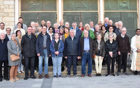 Gruppenfoto aller Ehejubilare aus dem Jahr 2023 vor der Friedenskirche