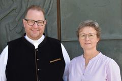 Pfarrer Daniel Fenk und Gemeindereferentin Christine Gößl