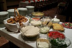 viele Salate auf einem Buffet