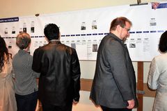 Personen stehen im Jugendheim vor einem Plakat auf dem ein Zeitstrahl abgebildet ist