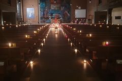 Blick in die verdunkelte Friedenskirche mit Kerzen auf den Bänken
