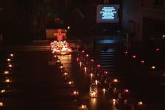 Blick in die verdunkelte Friedenskirche mit Kerzen auf den Bänken
